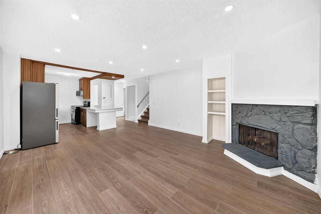 205-829 Coach Bluff Crescent Sw, Calgary, AB