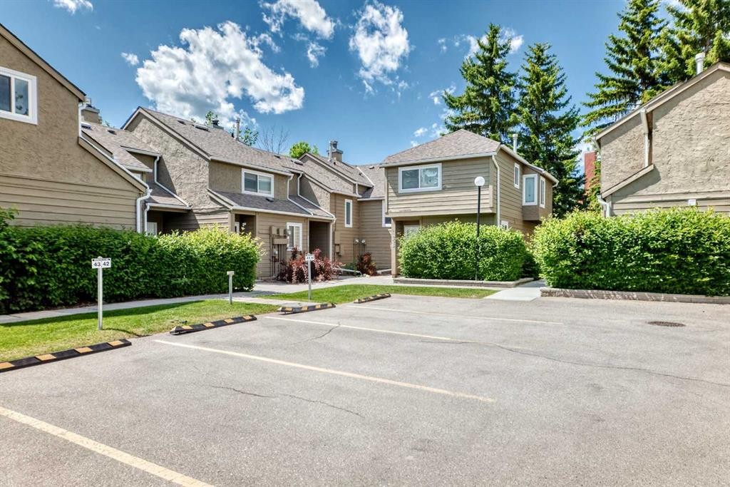 205-829 Coach Bluff Crescent Sw, Calgary, AB