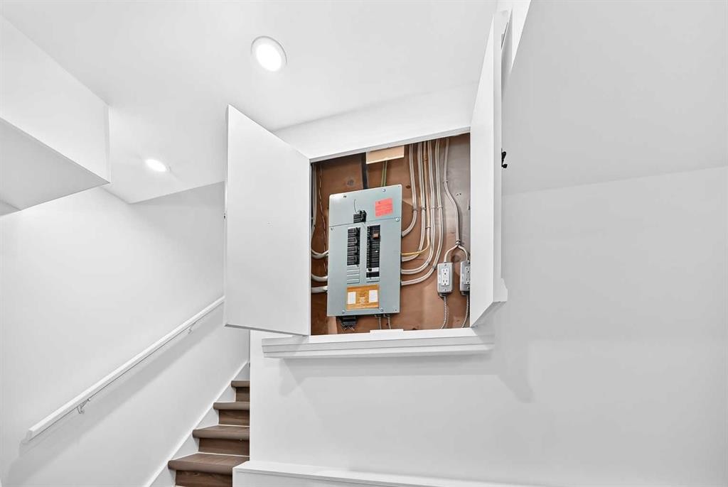 205-829 Coach Bluff Crescent Sw, Calgary, AB