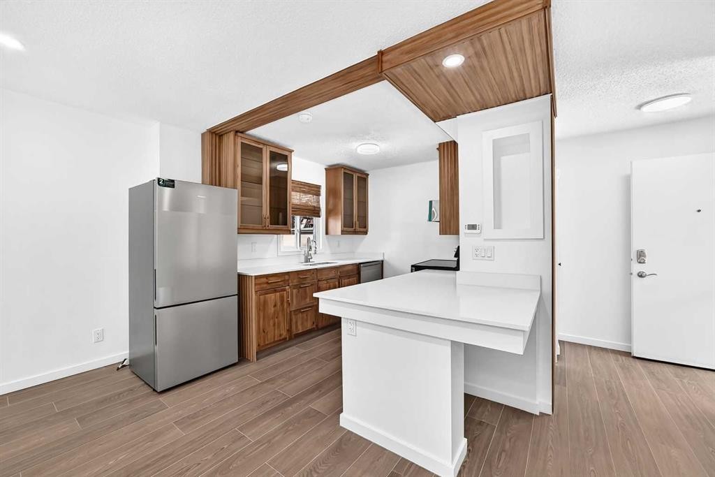 205-829 Coach Bluff Crescent Sw, Calgary, AB
