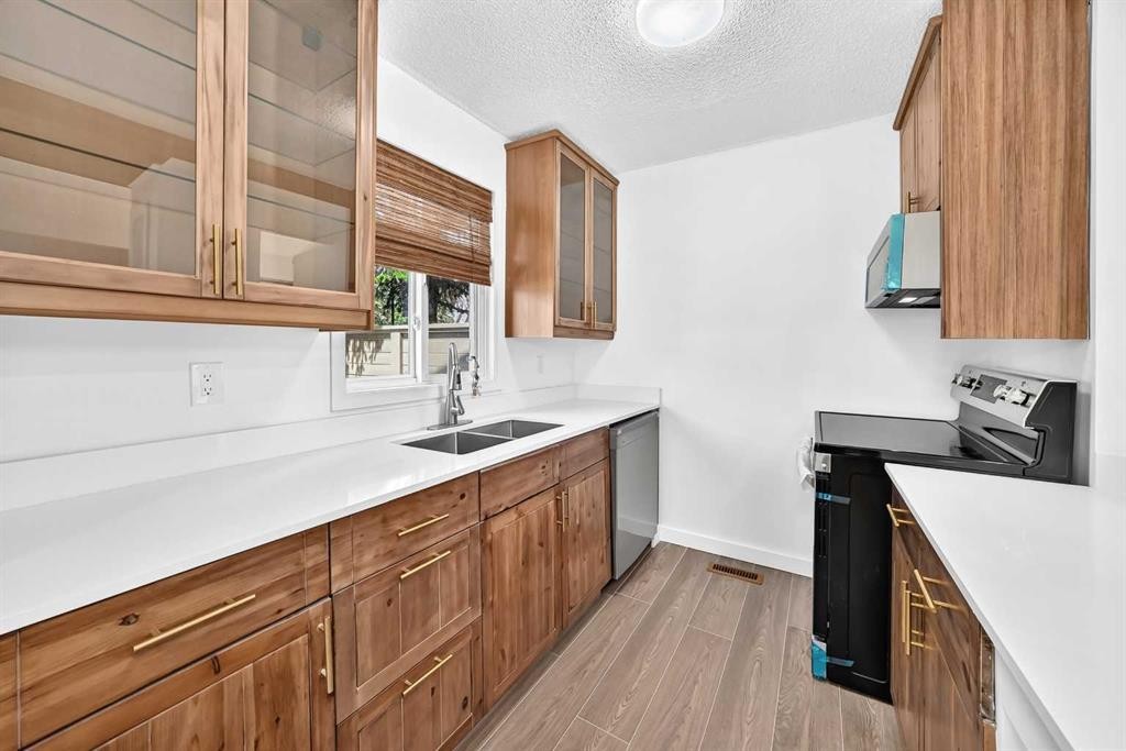205-829 Coach Bluff Crescent Sw, Calgary, AB
