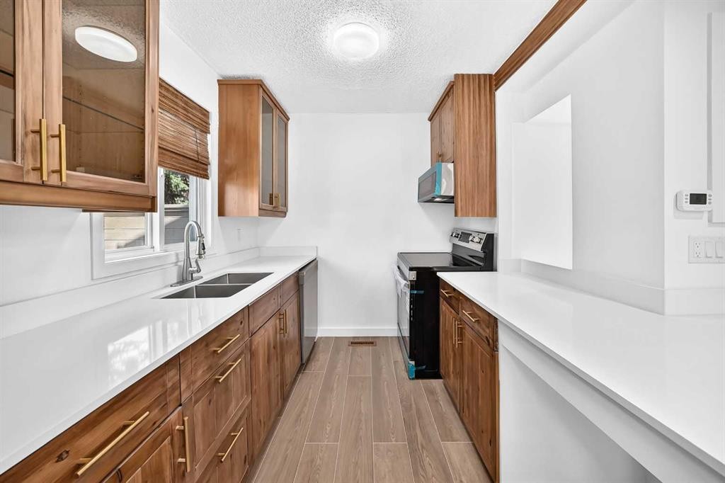 205-829 Coach Bluff Crescent Sw, Calgary, AB