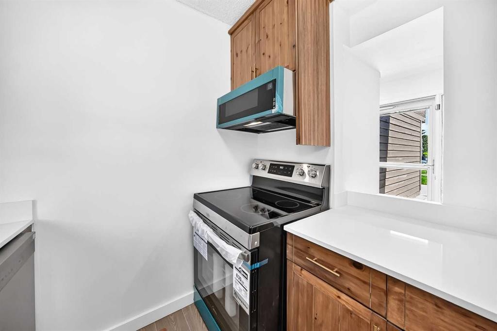 205-829 Coach Bluff Crescent Sw, Calgary, AB