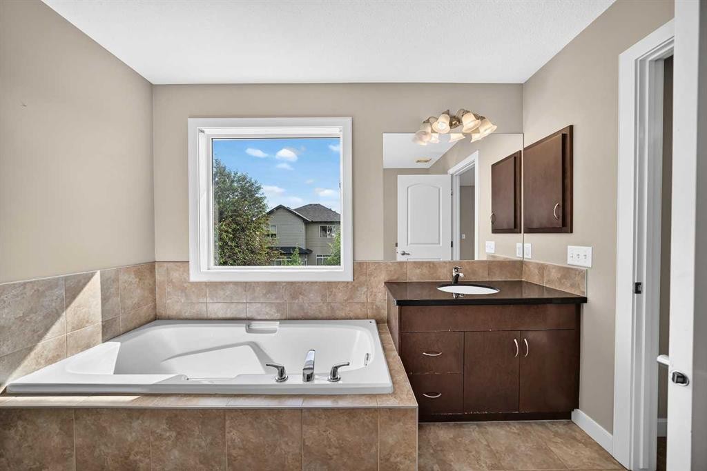 38 Everwoods Link Sw, Calgary, AB - Indoor Photo Showing Bathroom