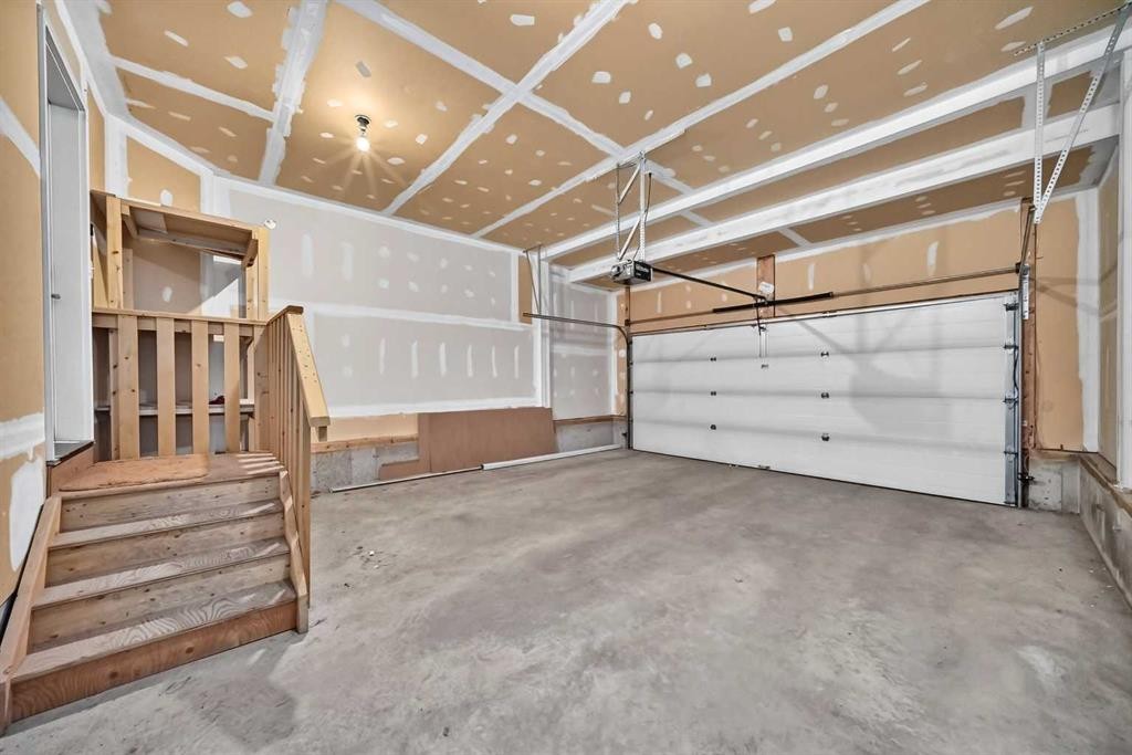 38 Everwoods Link Sw, Calgary, AB - Indoor Photo Showing Garage