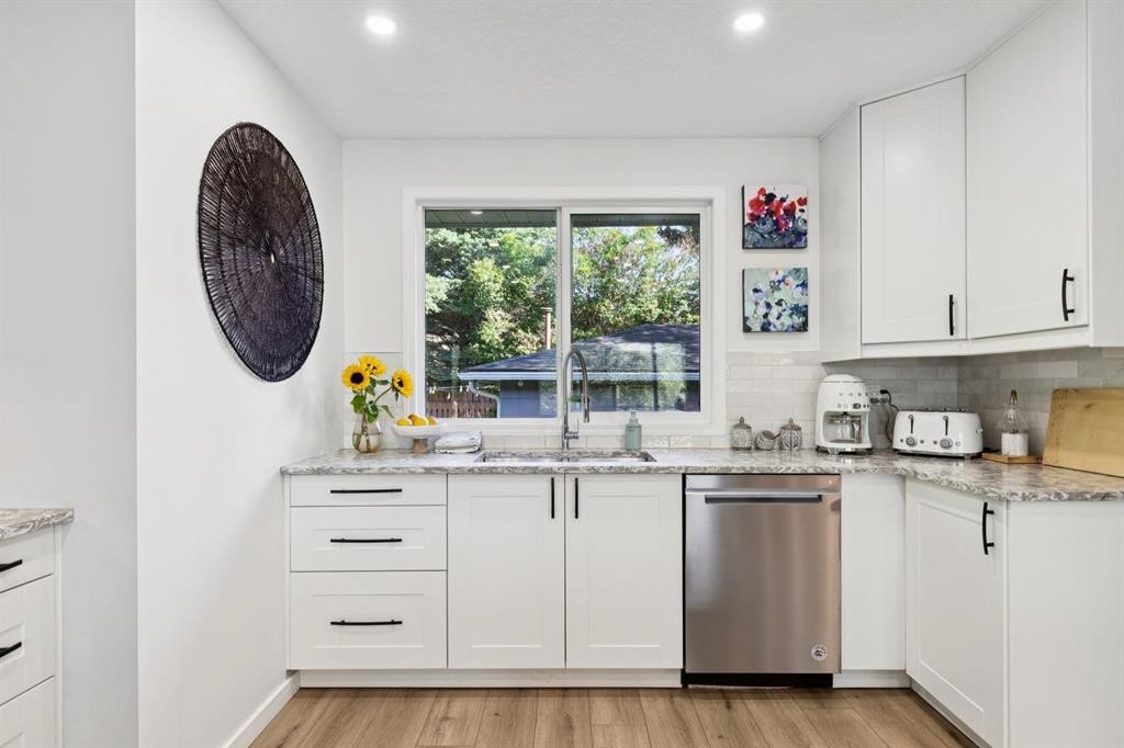 716 Cantree Road Sw, Calgary, AB - Indoor Photo Showing Kitchen