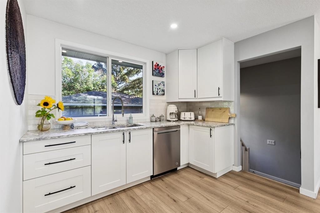716 Cantree Road Sw, Calgary, AB - Indoor Photo Showing Kitchen