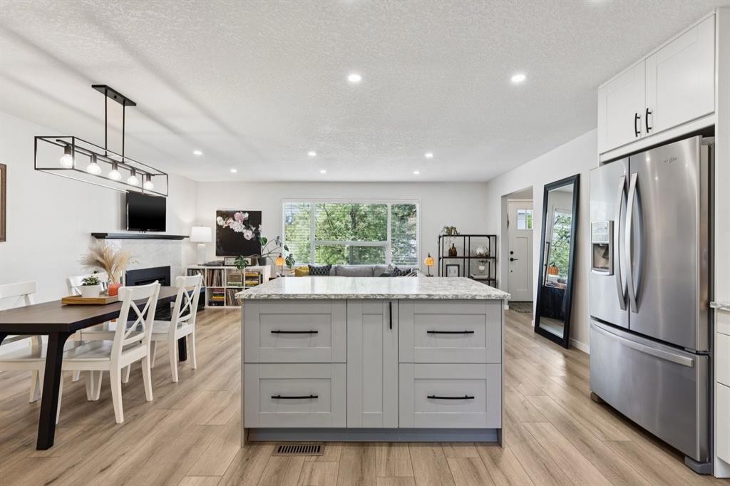 716 Cantree Road Sw, Calgary, AB - Indoor