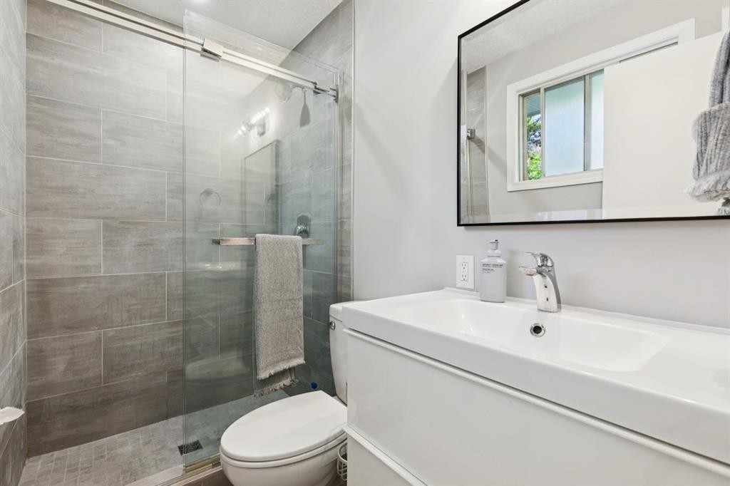716 Cantree Road Sw, Calgary, AB - Indoor Photo Showing Bathroom