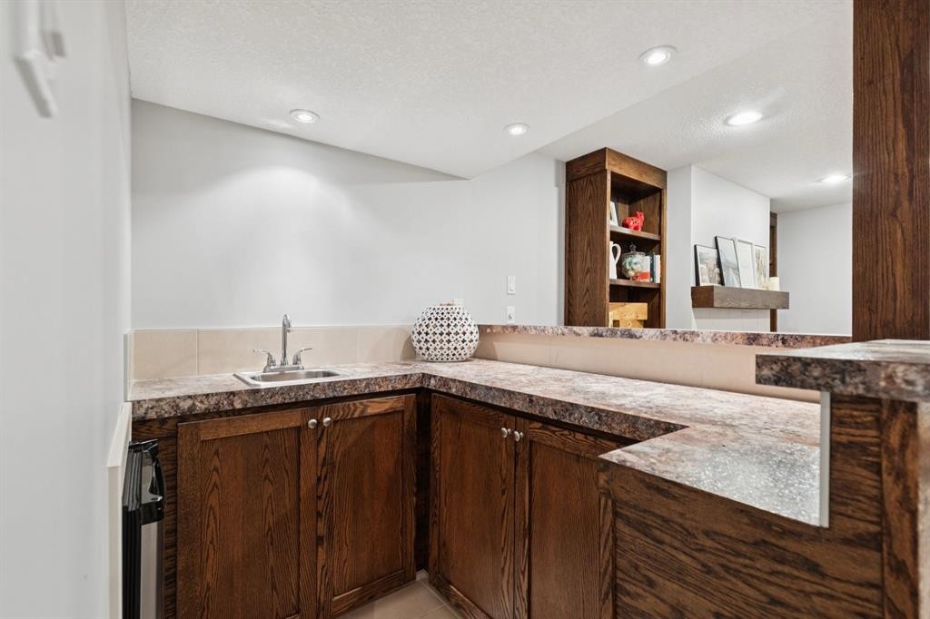 716 Cantree Road Sw, Calgary, AB - Indoor Photo Showing Kitchen