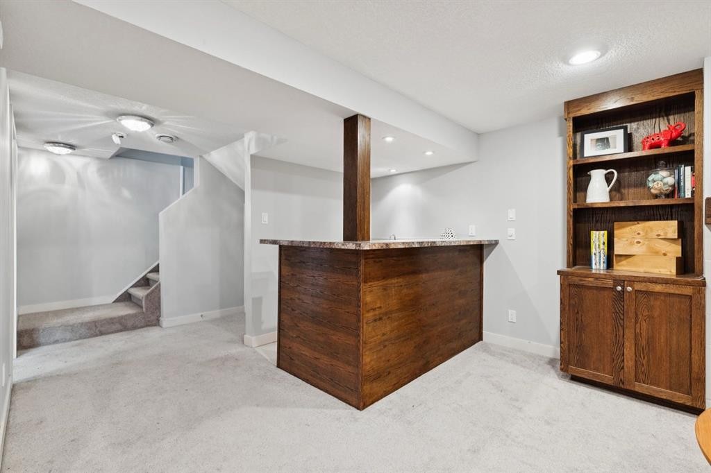 716 Cantree Road Sw, Calgary, AB - Indoor