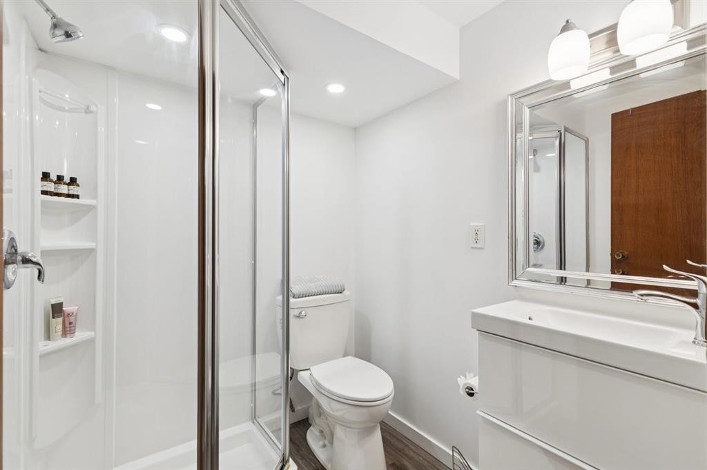 716 Cantree Road Sw, Calgary, AB - Indoor Photo Showing Bathroom