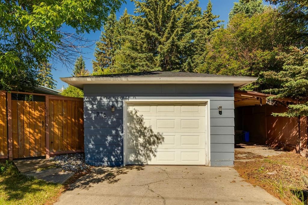 716 Cantree Road Sw, Calgary, AB - Outdoor