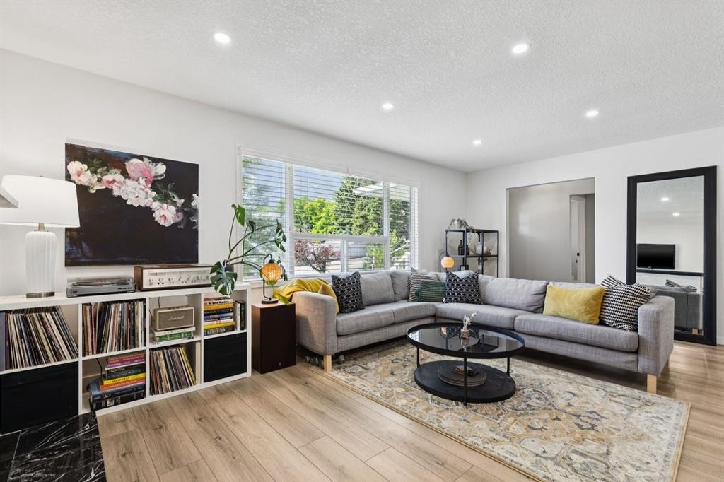 716 Cantree Road Sw, Calgary, AB - Indoor Photo Showing Living Room