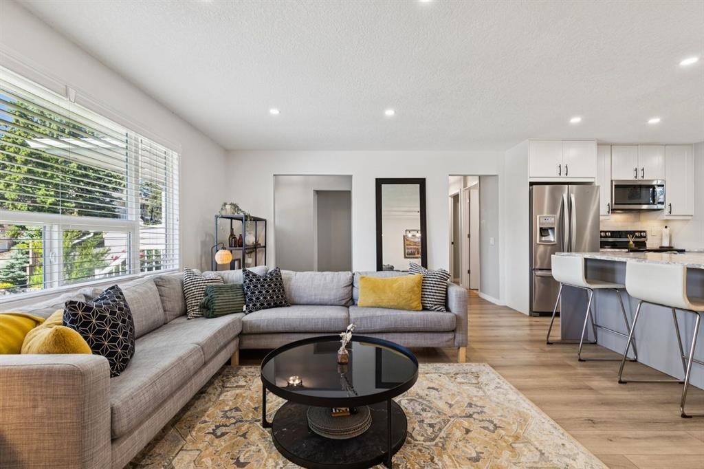 716 Cantree Road Sw, Calgary, AB - Indoor Photo Showing Living Room