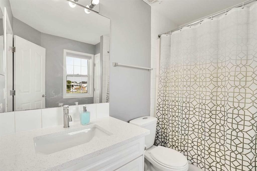 151 Saddlehorn Close Ne, Calgary, AB - Indoor Photo Showing Bathroom