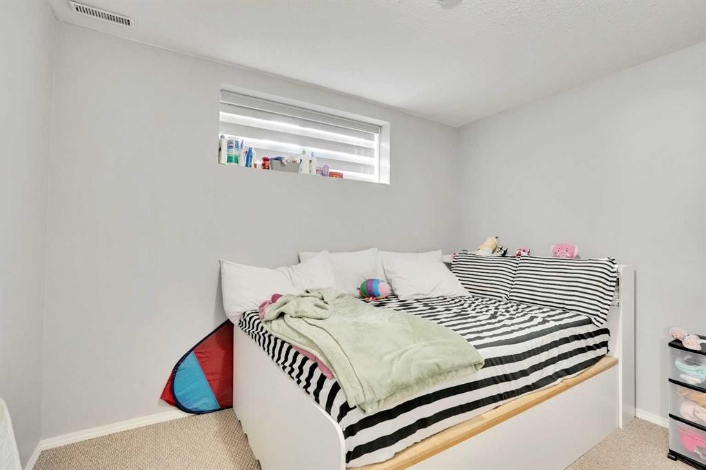 151 Saddlehorn Close Ne, Calgary, AB - Indoor Photo Showing Bedroom