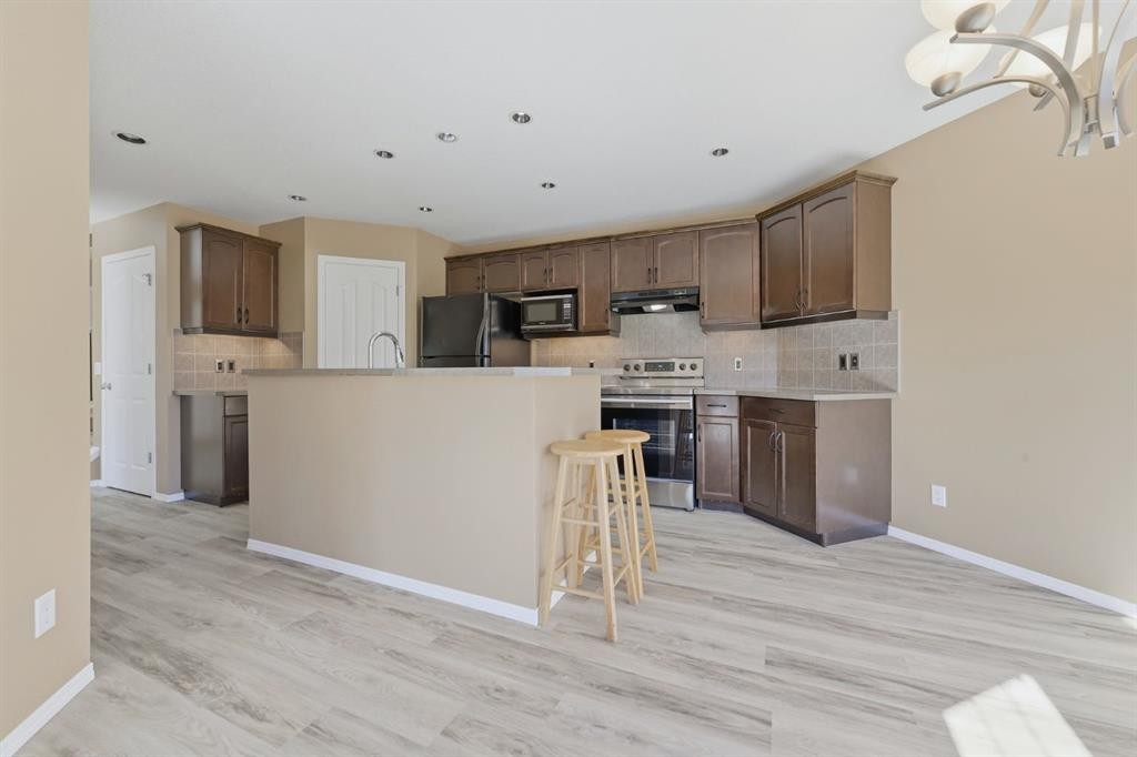 4 Everglen Grove Sw, Calgary, AB - Indoor Photo Showing Kitchen