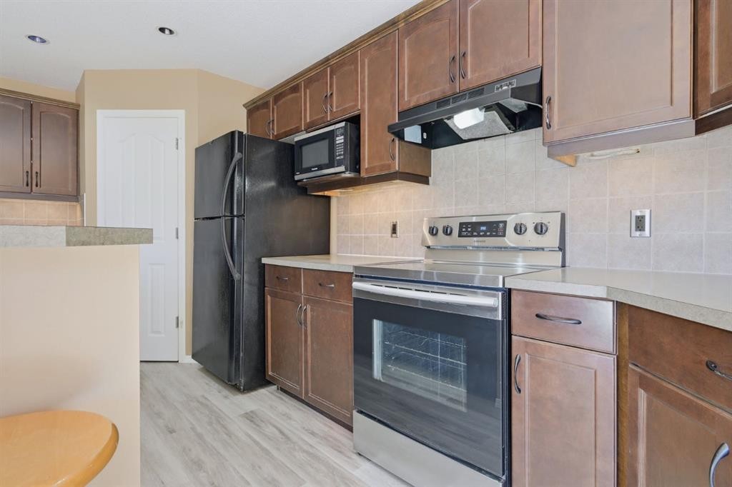 4 Everglen Grove Sw, Calgary, AB - Indoor Photo Showing Kitchen