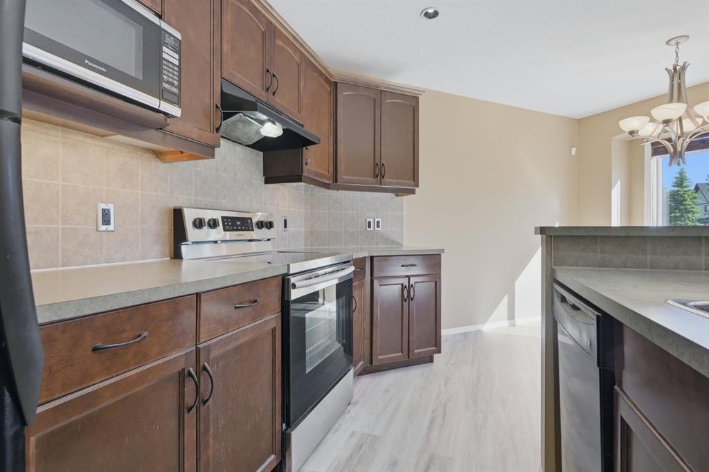 4 Everglen Grove Sw, Calgary, AB - Indoor Photo Showing Kitchen