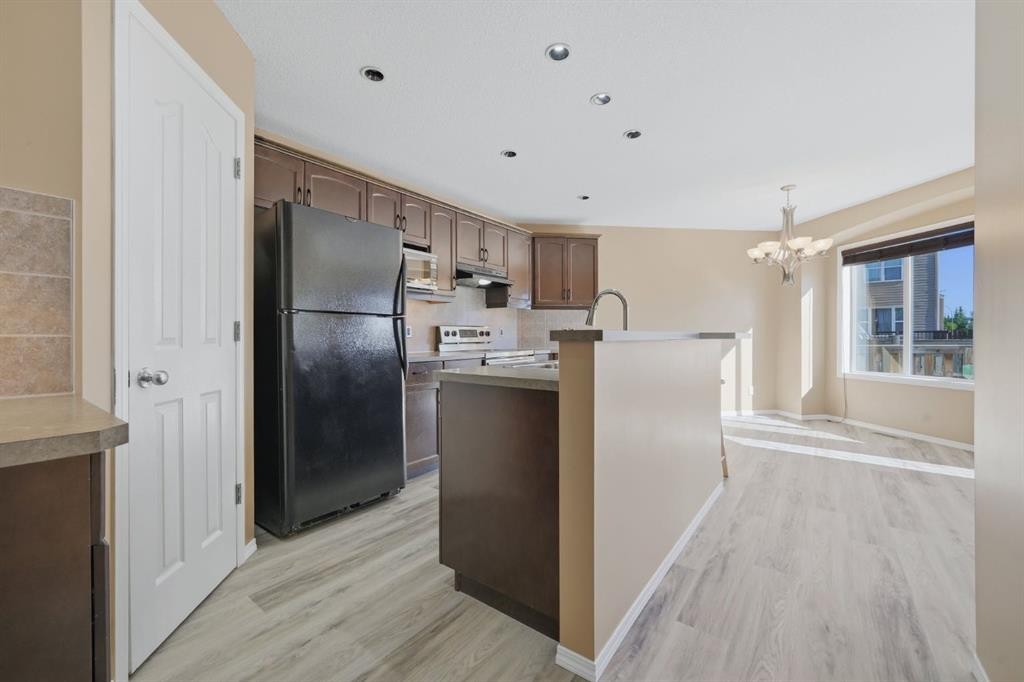 4 Everglen Grove Sw, Calgary, AB - Indoor Photo Showing Kitchen