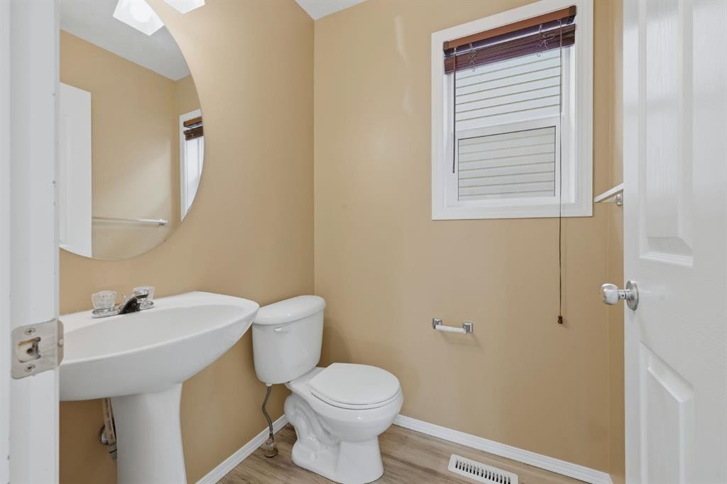 4 Everglen Grove Sw, Calgary, AB - Indoor Photo Showing Bathroom