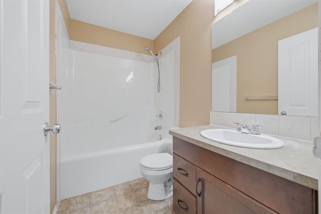 4 Everglen Grove Sw, Calgary, AB - Indoor Photo Showing Bathroom