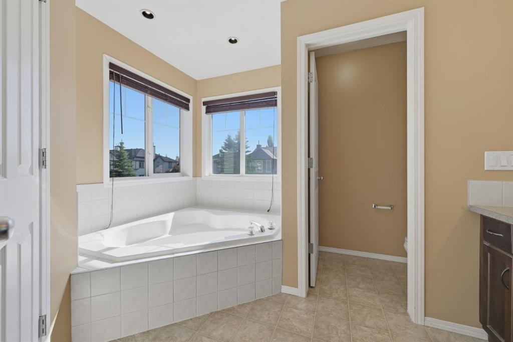 4 Everglen Grove Sw, Calgary, AB - Indoor Photo Showing Bathroom