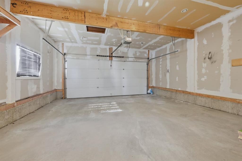 4 Everglen Grove Sw, Calgary, AB - Indoor Photo Showing Garage