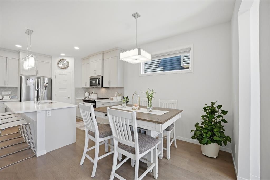 908 West Lakeview Drive, Chestermere, AB