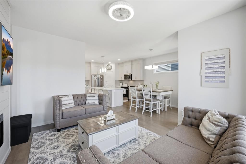 908 West Lakeview Drive, Chestermere, AB