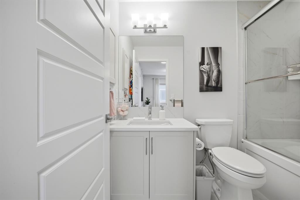908 West Lakeview Drive, Chestermere, AB