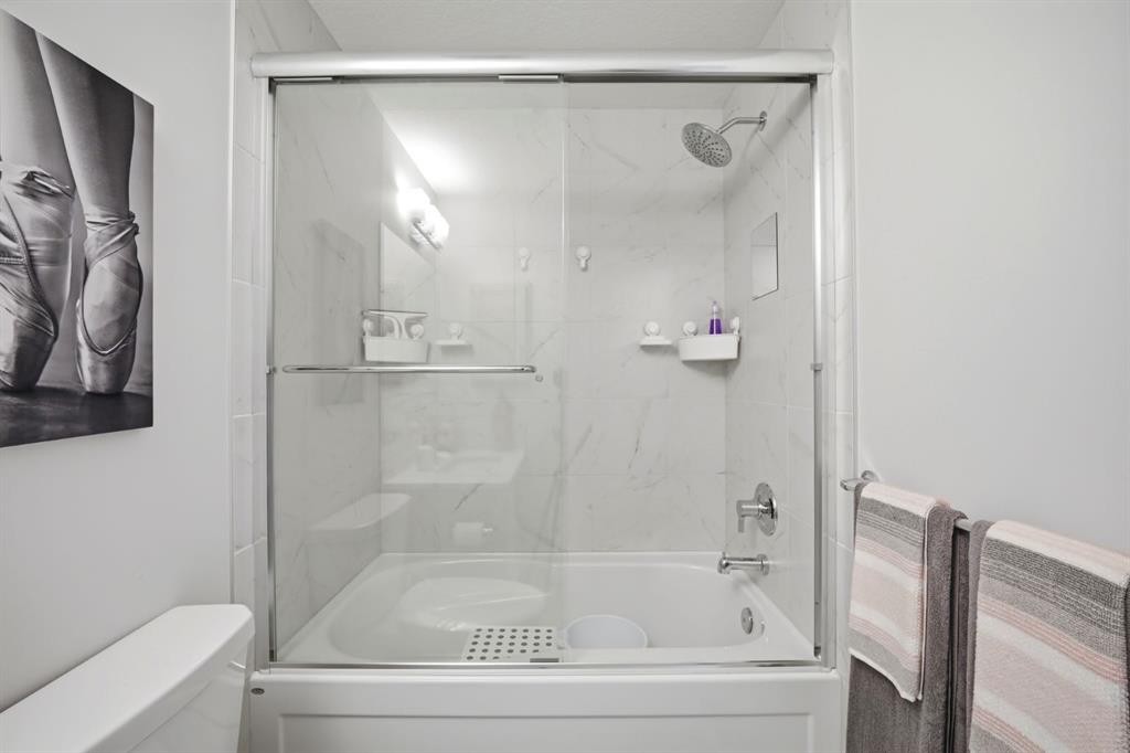 908 West Lakeview Drive, Chestermere, AB