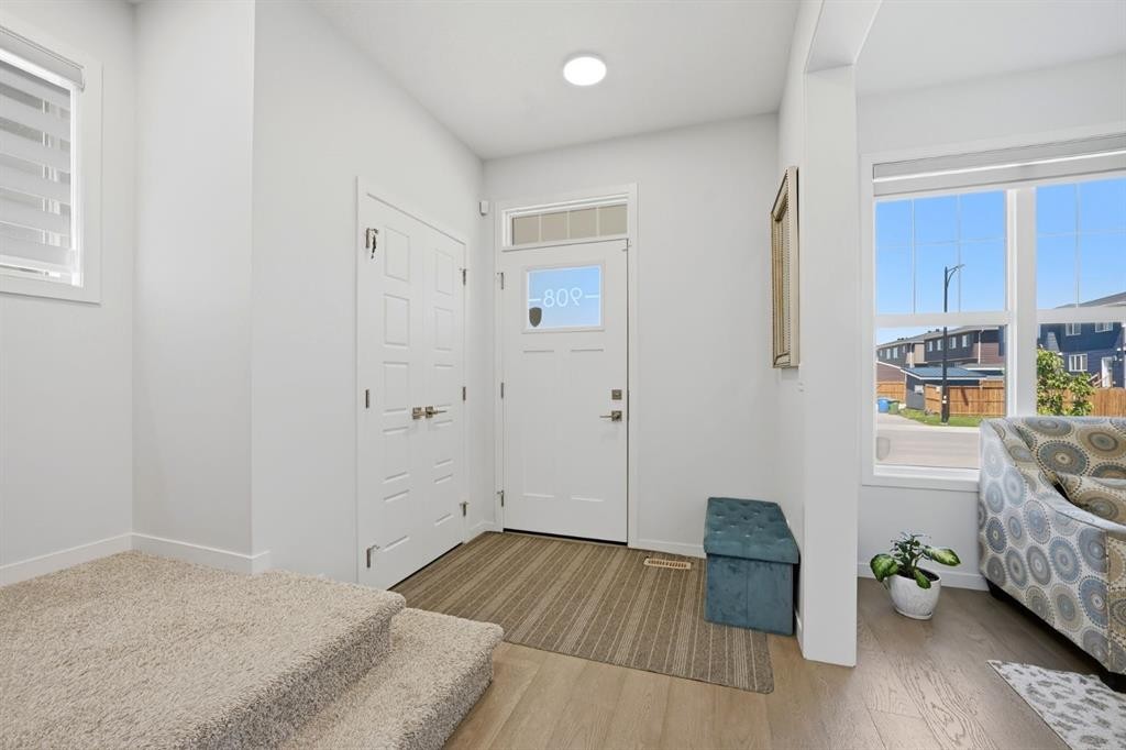 908 West Lakeview Drive, Chestermere, AB