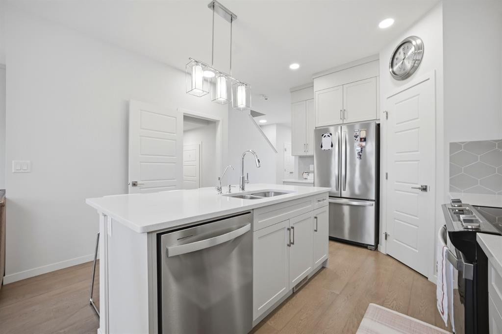 908 West Lakeview Drive, Chestermere, AB