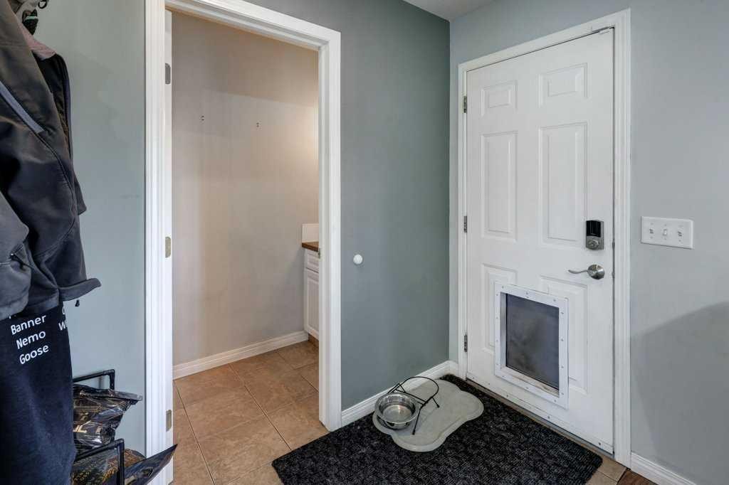 8034 24 Street Se, Calgary, AB - Indoor Photo Showing Other Room