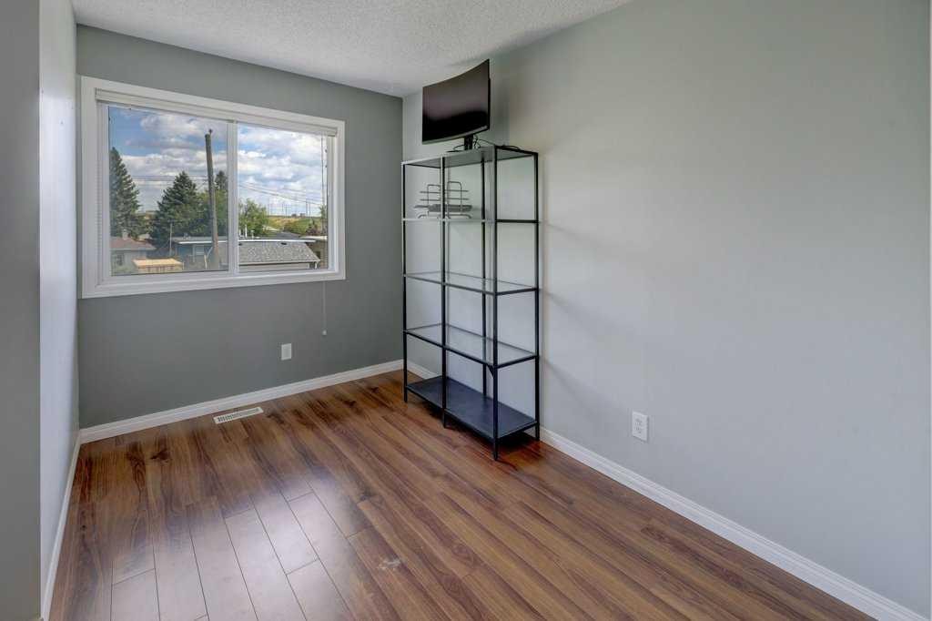 8034 24 Street Se, Calgary, AB - Indoor Photo Showing Other Room
