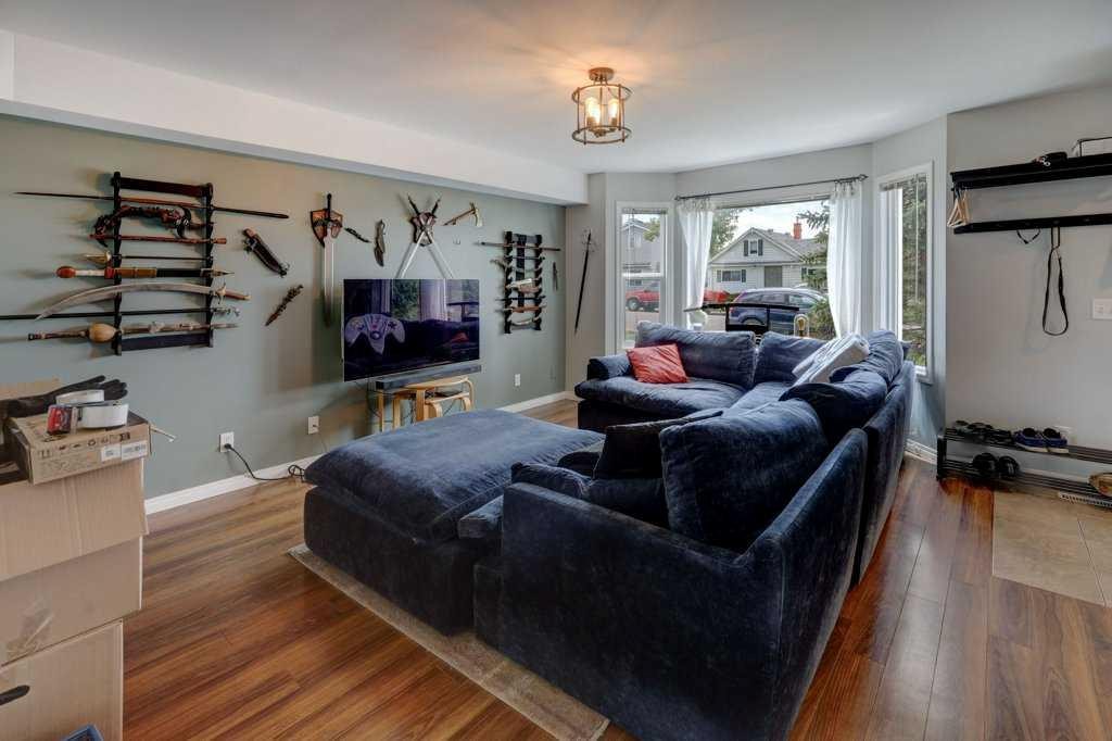 8034 24 Street Se, Calgary, AB - Indoor Photo Showing Living Room