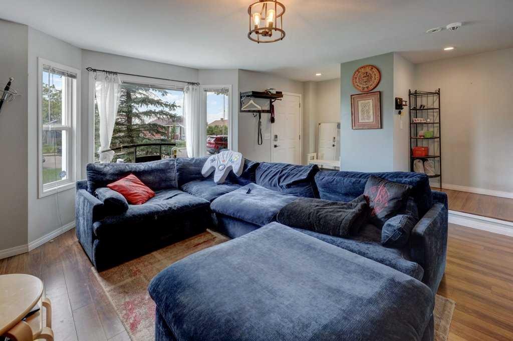 8034 24 Street Se, Calgary, AB - Indoor Photo Showing Living Room