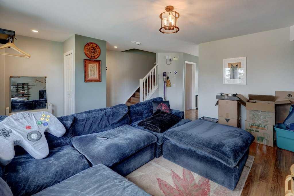 8034 24 Street Se, Calgary, AB - Indoor Photo Showing Other Room