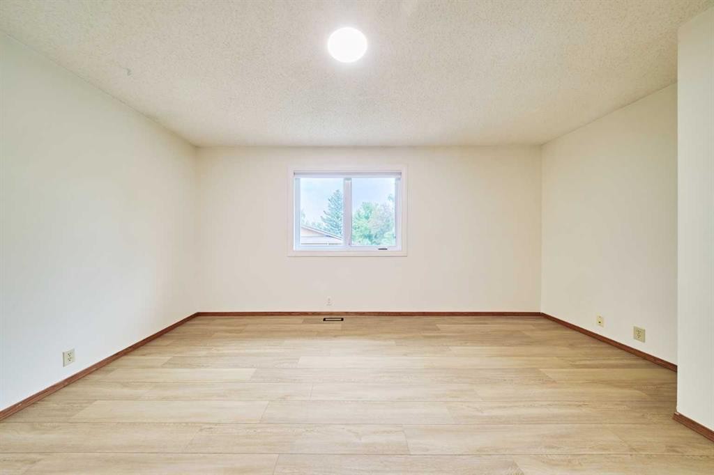 7 Suncastle Crescent Se, Calgary, AB - Indoor Photo Showing Other Room