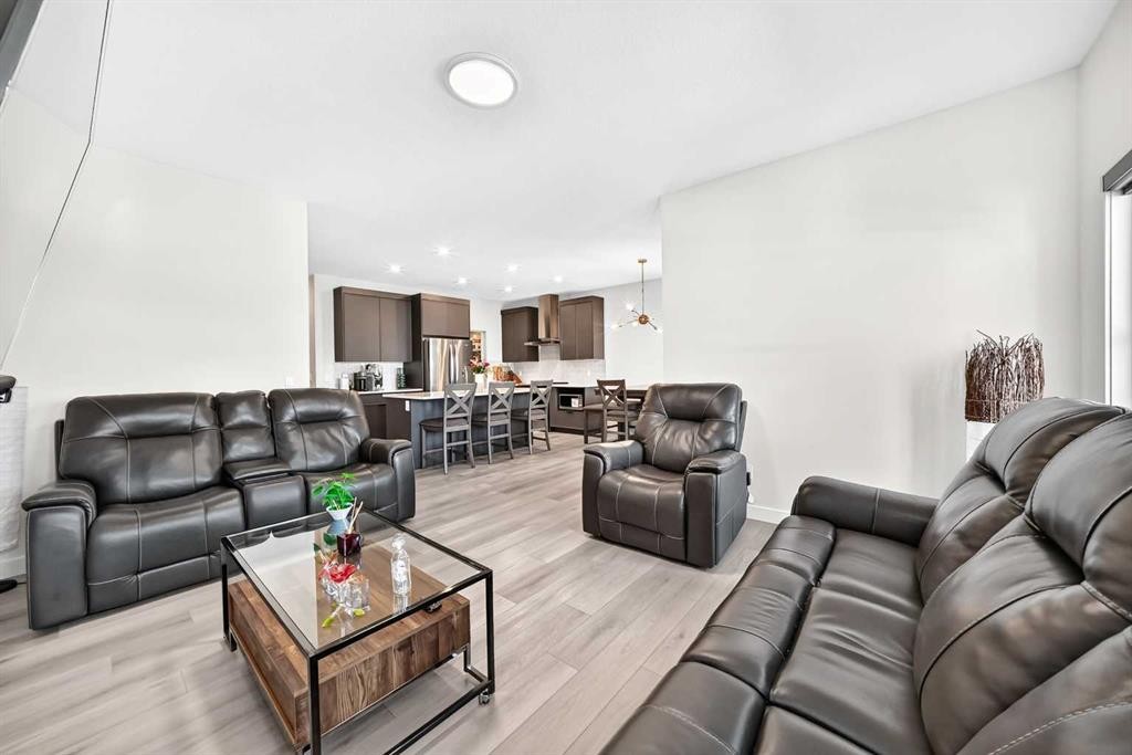 27 Belvedere Point Se, Calgary, AB - Indoor Photo Showing Living Room