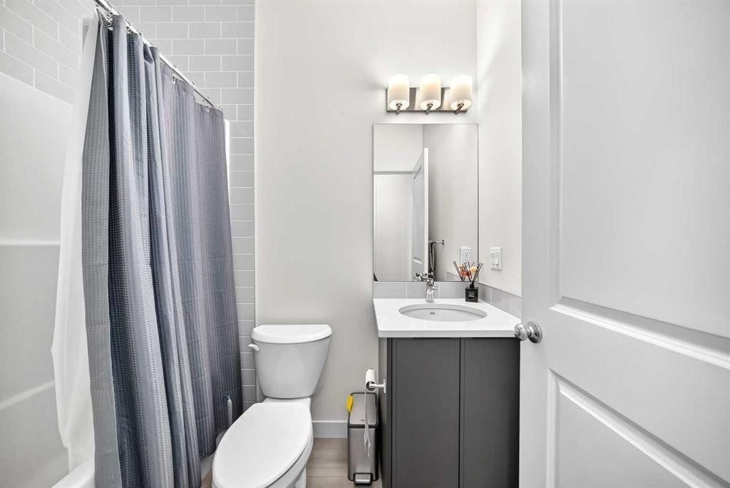 27 Belvedere Point Se, Calgary, AB - Indoor Photo Showing Bathroom
