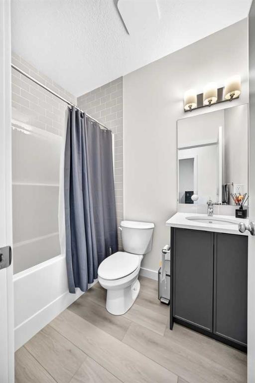 27 Belvedere Point Se, Calgary, AB - Indoor Photo Showing Bathroom