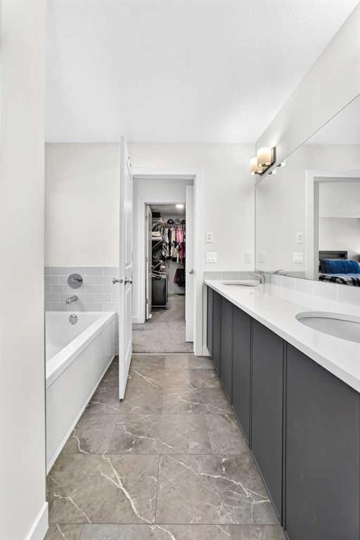 27 Belvedere Point Se, Calgary, AB - Indoor Photo Showing Bathroom