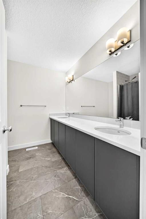 27 Belvedere Point Se, Calgary, AB - Indoor Photo Showing Bathroom