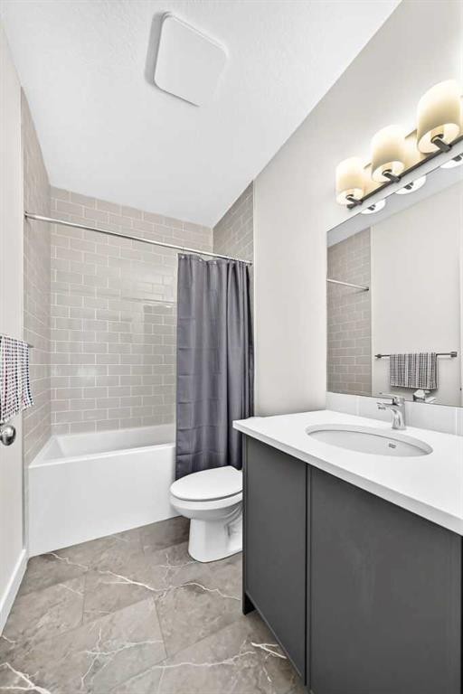 27 Belvedere Point Se, Calgary, AB - Indoor Photo Showing Bathroom
