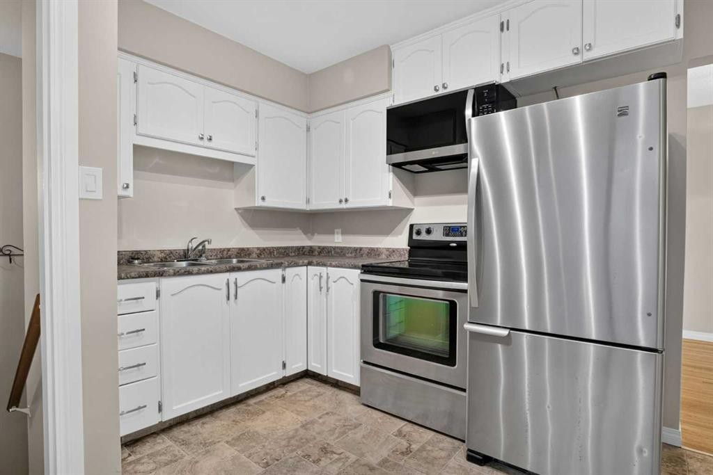 136 41 Avenue Nw, Calgary, AB - Indoor Photo Showing Kitchen With Stainless Steel Kitchen