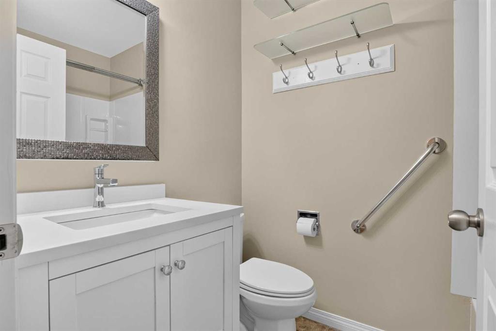 136 41 Avenue Nw, Calgary, AB - Indoor Photo Showing Bathroom