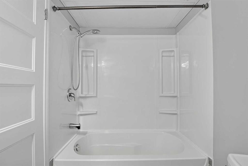 136 41 Avenue Nw, Calgary, AB - Indoor Photo Showing Bathroom